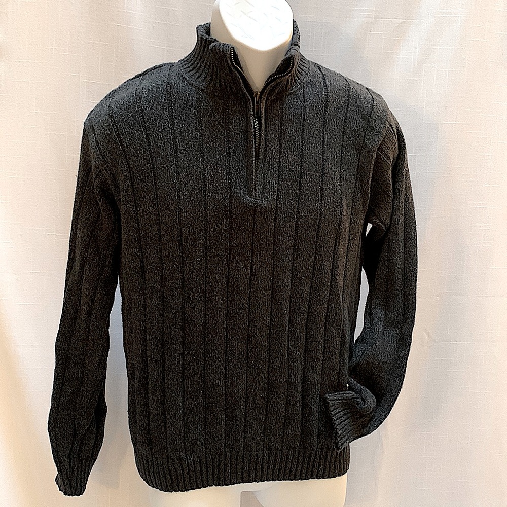 Comfy Men’s  Bill Blass zip neck cotton blend sweater.